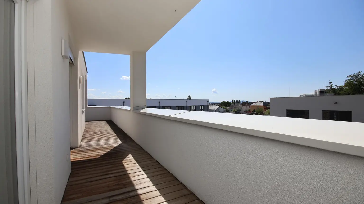 GROSSE TERRASSE, DURCHDACHTES RAUMKONZEPT! 2 Carportplätze