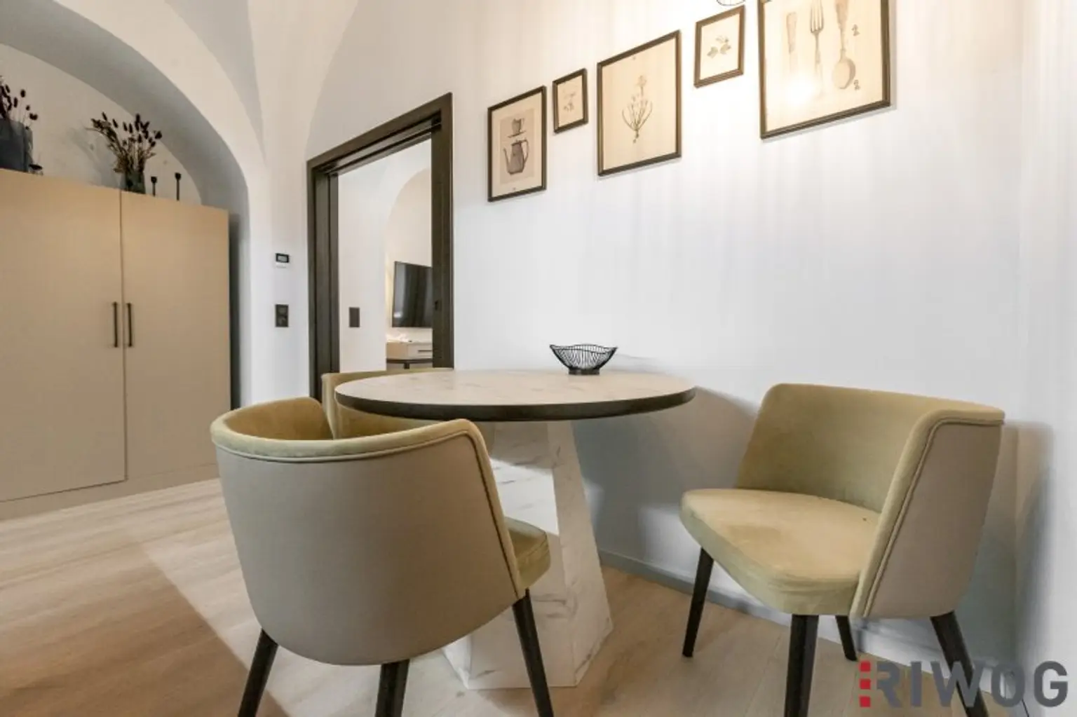 Stilvoller 37 m²-Altbau in 1190 – Gewölbedecken, Designbad & Einbauküche – Wohnen beim Weingarten