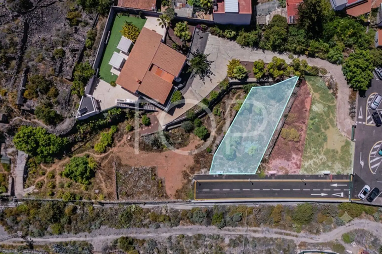 Städtisches Grundstück mit genehmigtem Projekt für eine Villa mit Pool und Erweiterungsmöglichkeit in gewachsener Wohnlage
