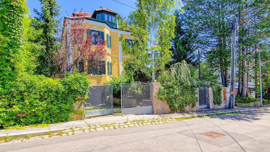 Grüne Oase in Prestige-Lage, Stilvilla mit ca. 1.600 m² Grund, Gästehaus, 2 Garagen und großem Pool