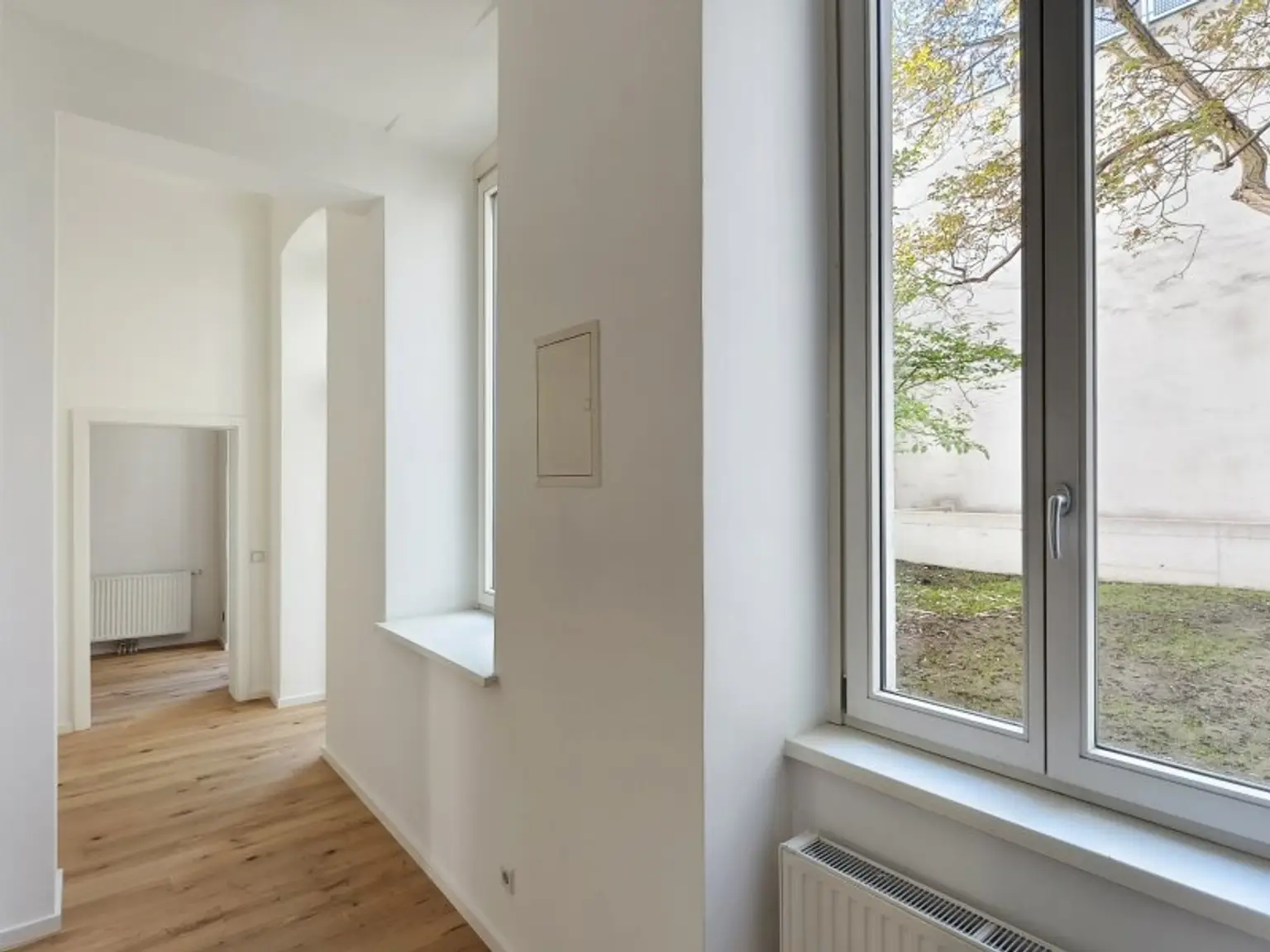 Vorraum mit Blick ins Schlafzimmer und in den Garten