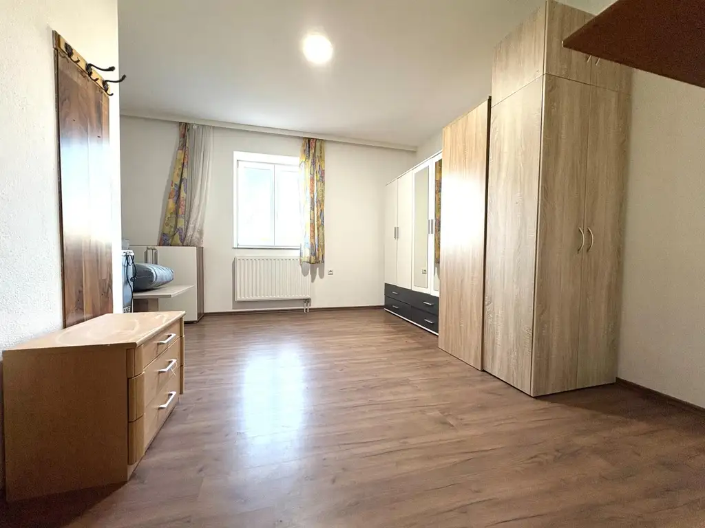 Gepflegtes Mini-Apartment mit Badezimmer in zentraler Lage! Nähe BMW, SKF!!!
