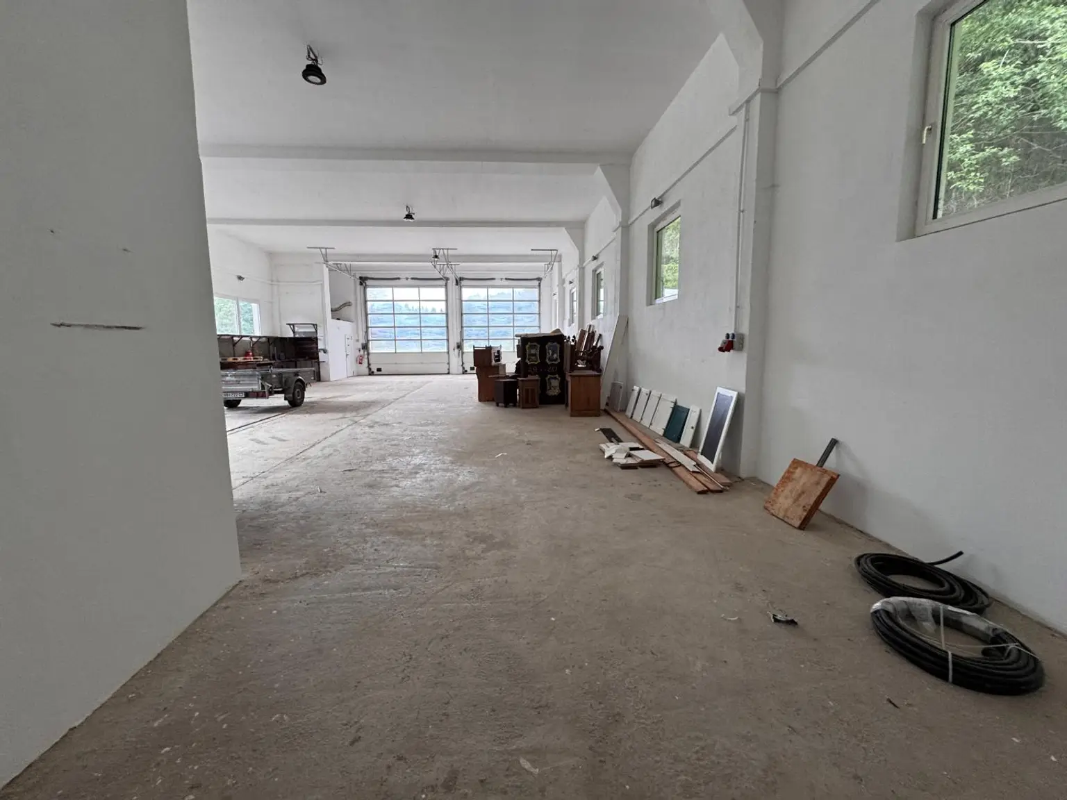 Großzügige Gewerbeliegenschaft mit XXL-Grundstück, Halle, Büro und XL-Einliegerwohnung in zentraler Lage in Fornach