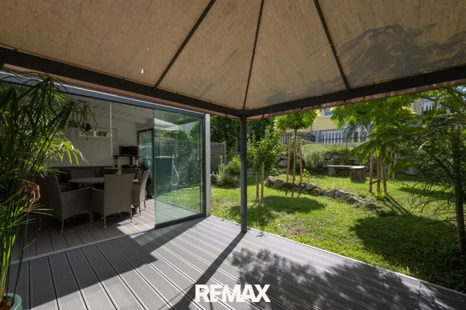 Gartenbereich mit Wintergarten und Terrasse