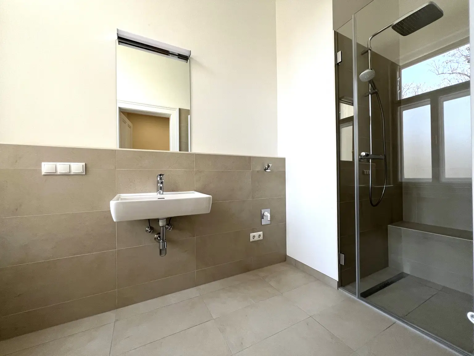 ERSTBEZUG NACH GENERALSANIERUNG: Einzigartige helle Altbauwohnung mit Stuckdecken in ruhiger Lage und einem kleinen Balkon