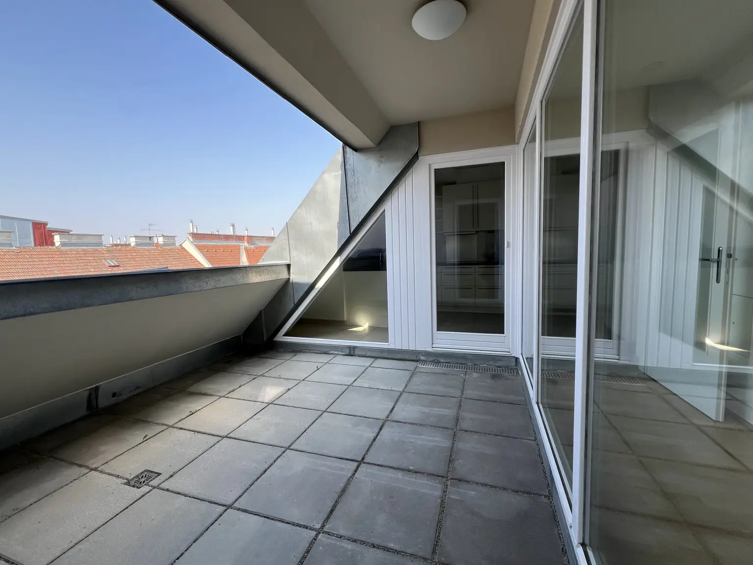 TOP LAGE: Moderne, ruhige und klimatisierte Dachgeschoss-Wohnung mit Terrasse / TOP LOCATION: Modern, quiet and air-conditioned apartment with terrace