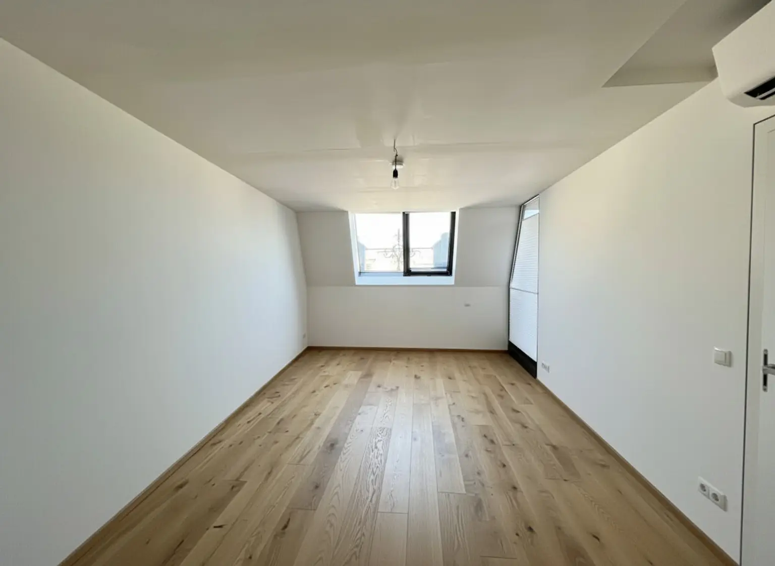 UNBEFRISTET: Klimatisierte Dachgeschosswohnung mit 2 Loggien in Top Lage