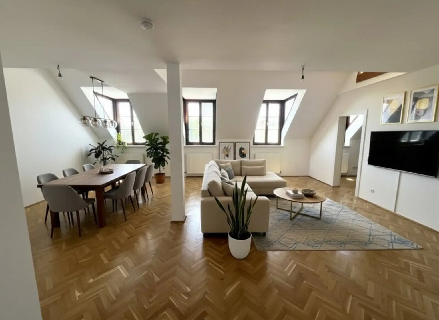 Attraktive Dachgeschoss-Wohnung in erstklassiger Lage der Josefstadt / Attractive attic flat in a first class location in Josefstadt
