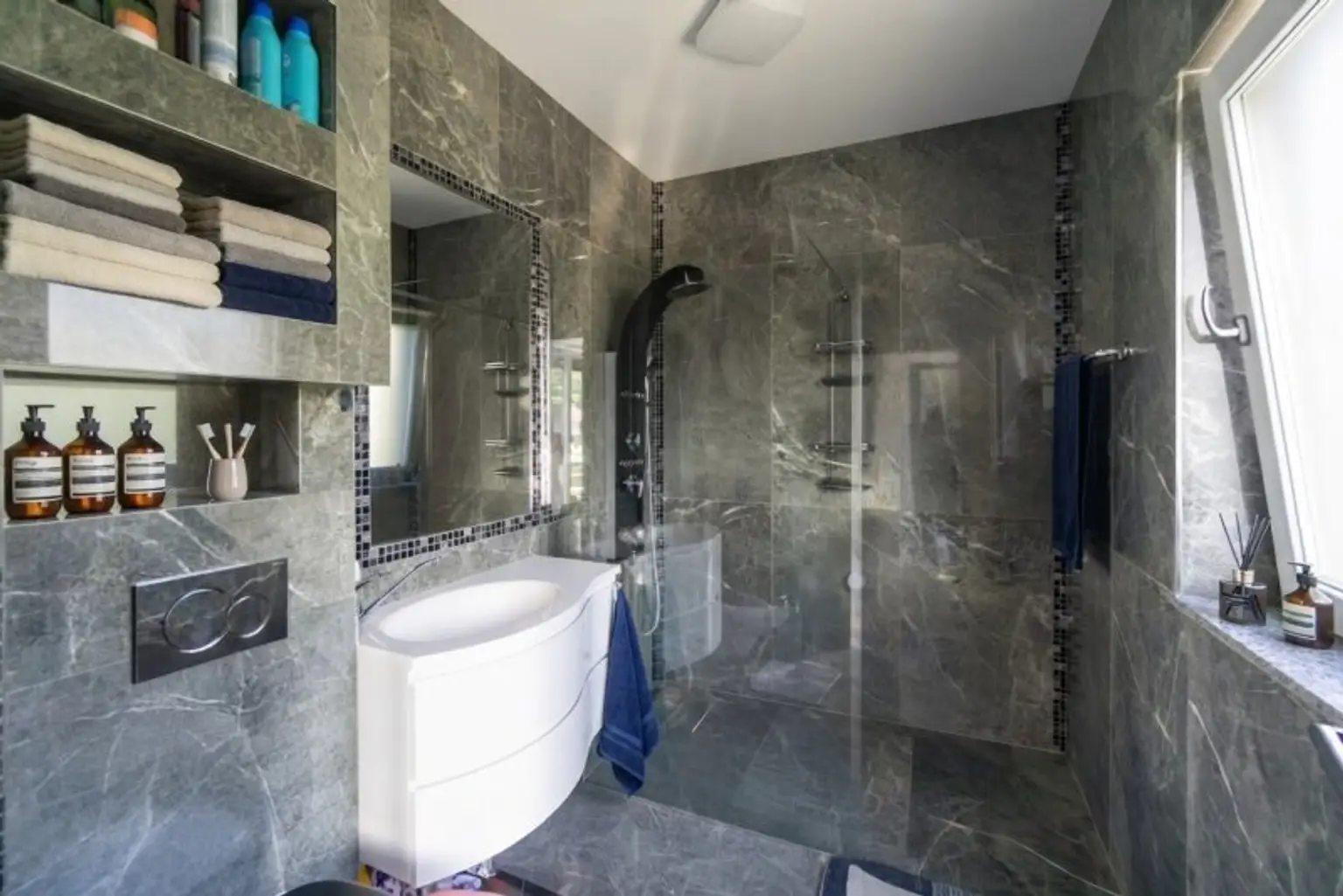 Bad mit WC und Dusche EG