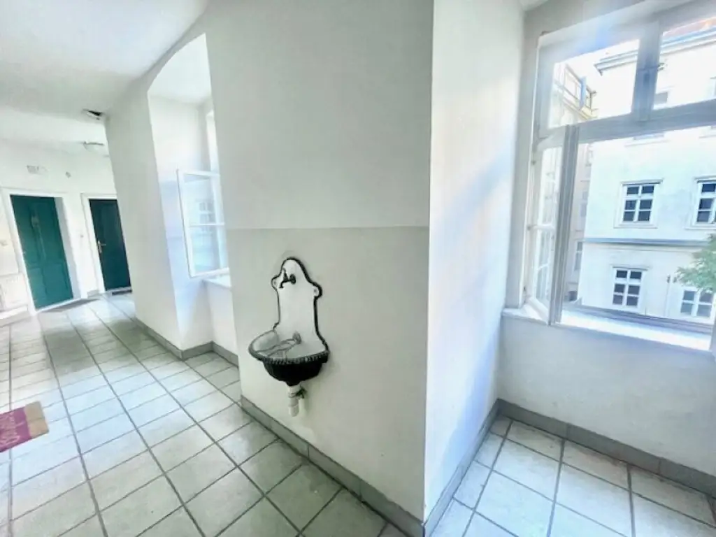 INNENSTÄDTISCHE - 3-Zimmer WOHNUNG -RENOVIERUNGSBEDÜRFTIG- mit sehr viel Potenzial - in Top Lage Wiens beim NASCHMARKT - Nähe KARLSPLATZ!