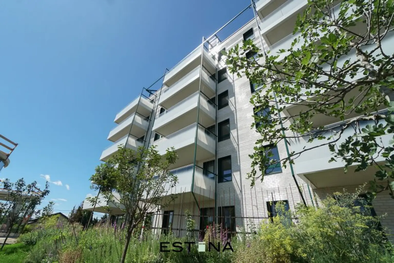 Exklusives Wohnen und Arbeiten in künstlerischer Gartengestaltung von André Heller