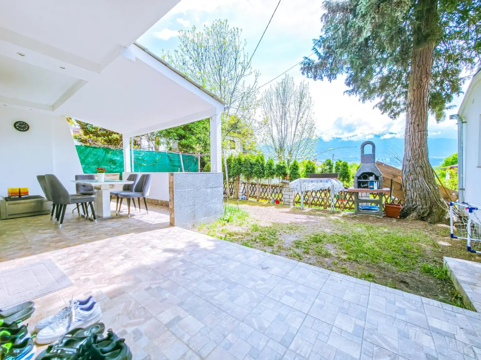 Terrasse mit Garten