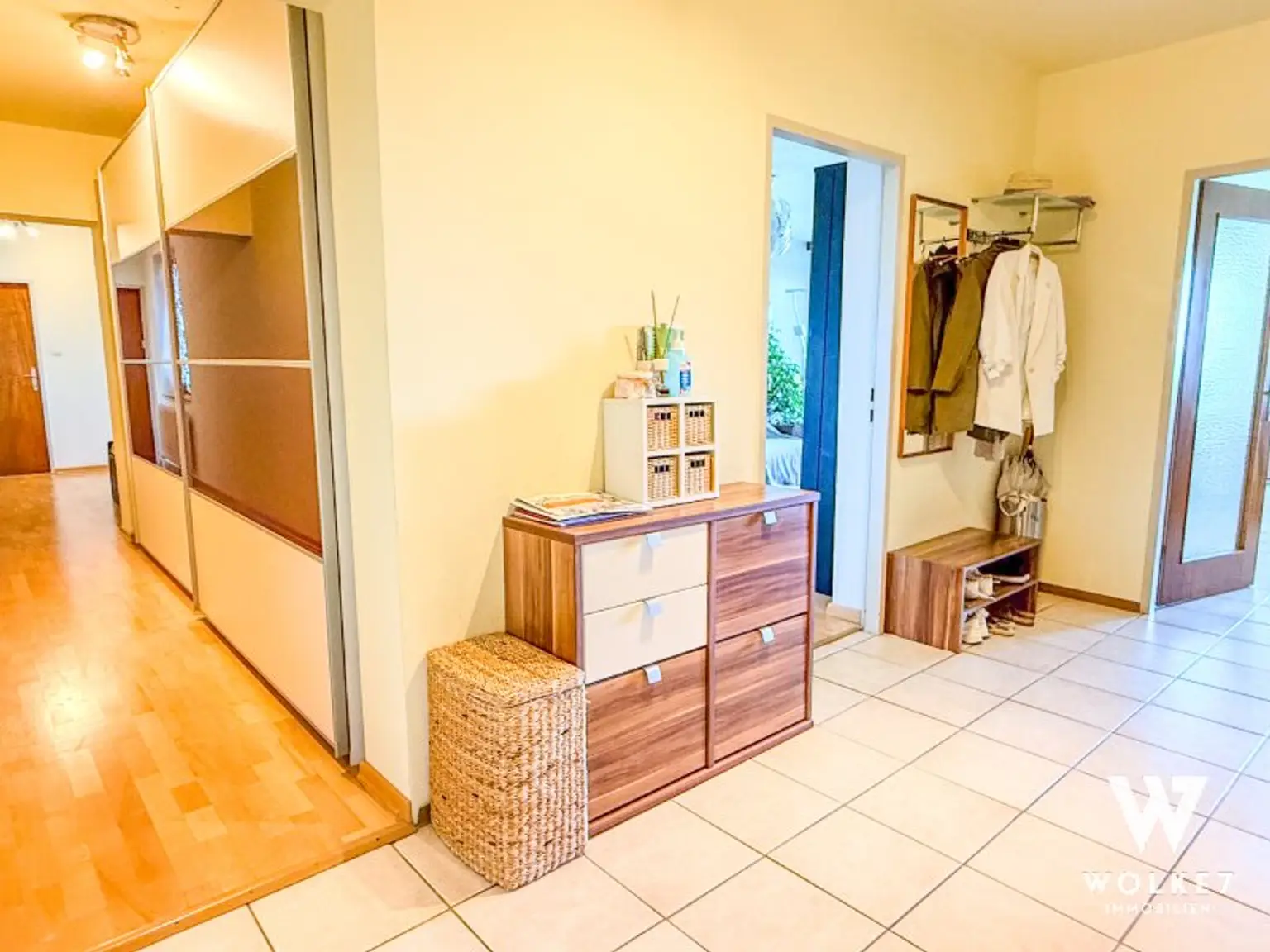 Wohnen mit Weitblick: Großzügige Ruheoase mit überdachtem Balkon und 5 Zimmer I Nähe HLW Biedermannsdorf und Jubiläumshalle Biedermannsdorf
