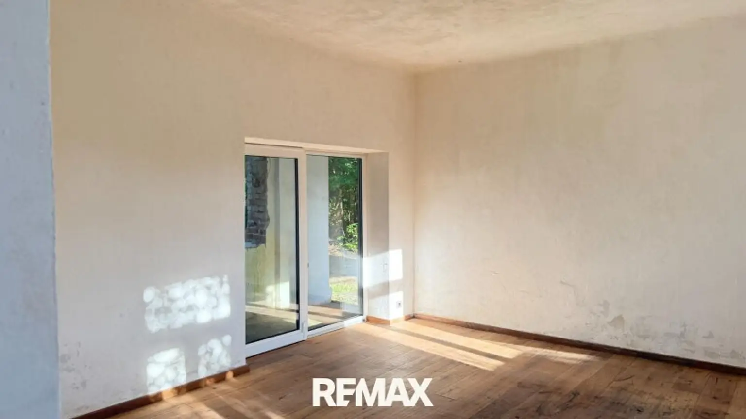 Wohnzimmer mit Ausgang zum Arkadengang