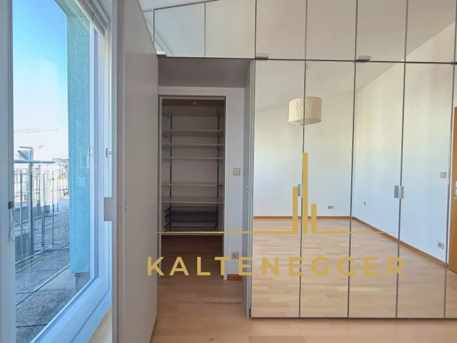 In den Maßschrank integrierter zusätzlicher Schrankraum