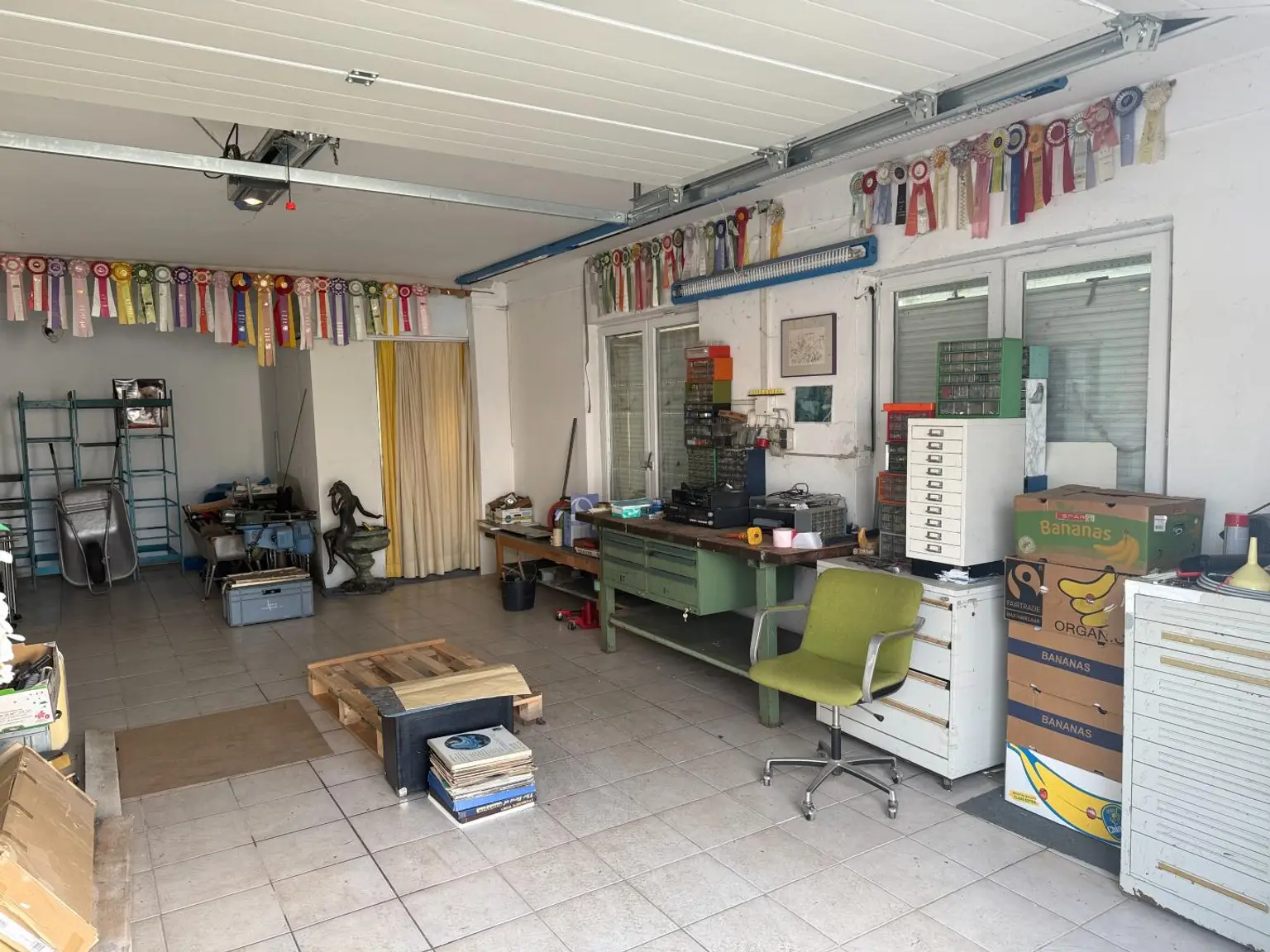 Nebengebäude mit Sektionaltor