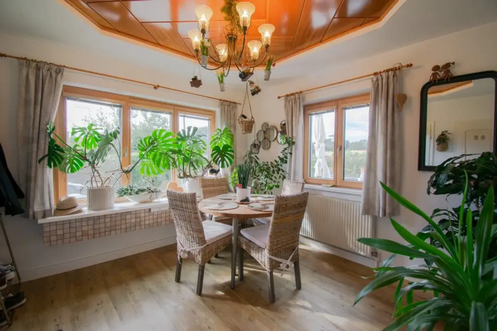 Modern & großzügig: Vollrenoviertes Mehrfamilienhaus mit Pool und Weinkeller