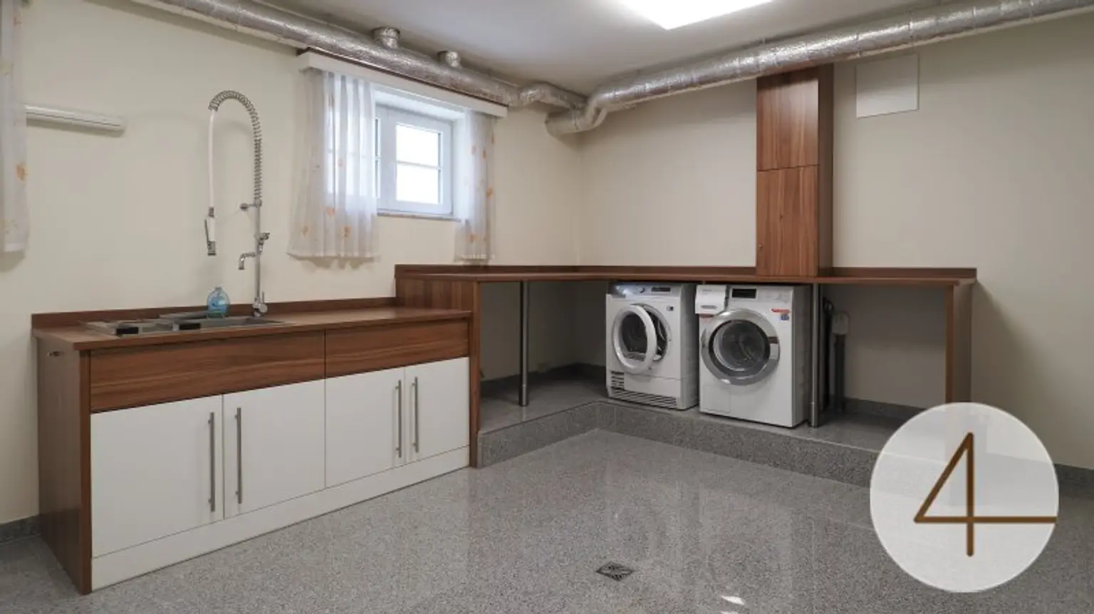 Starkes Statement 857m2 Nutzfläche – Architektenhaus mit Garage Büro Terrassen bei Krems