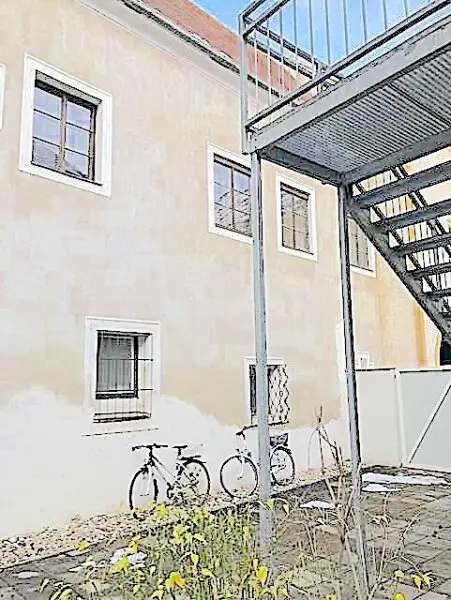 Kleine, historische Entwicklungsliegenschaft im Zentrum von Krems, mit Charme und Rohdachboden, bis auf eine Wohnung leer. wieder ein besonderes Objekt von allesgefunden.at...