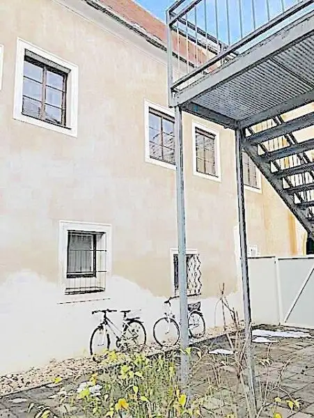 Kleine, historische Entwicklungsliegenschaft im Zentrum von Krems, mit Charme und Rohdachboden, bis auf eine Wohnung leer. wieder ein besonderes Objekt von allesgefunden.at...