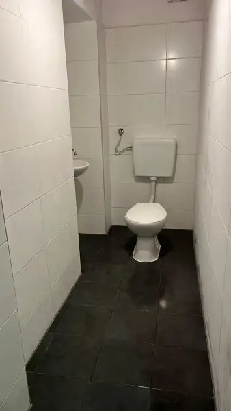 Frisch renovierte Lager- oder Gewerbefläche nahe Kardinal-Nagl-Platz