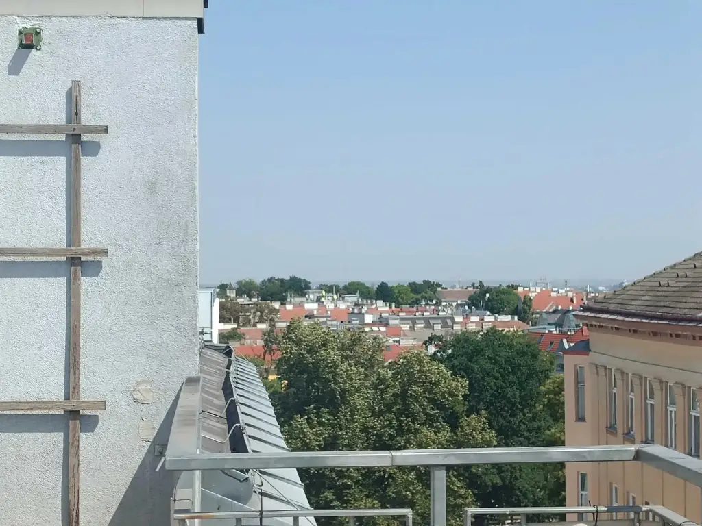 Sanierungsbedürftiges Dachgeschoss im 18. – eine seltene Chance mit großem Potenzial!