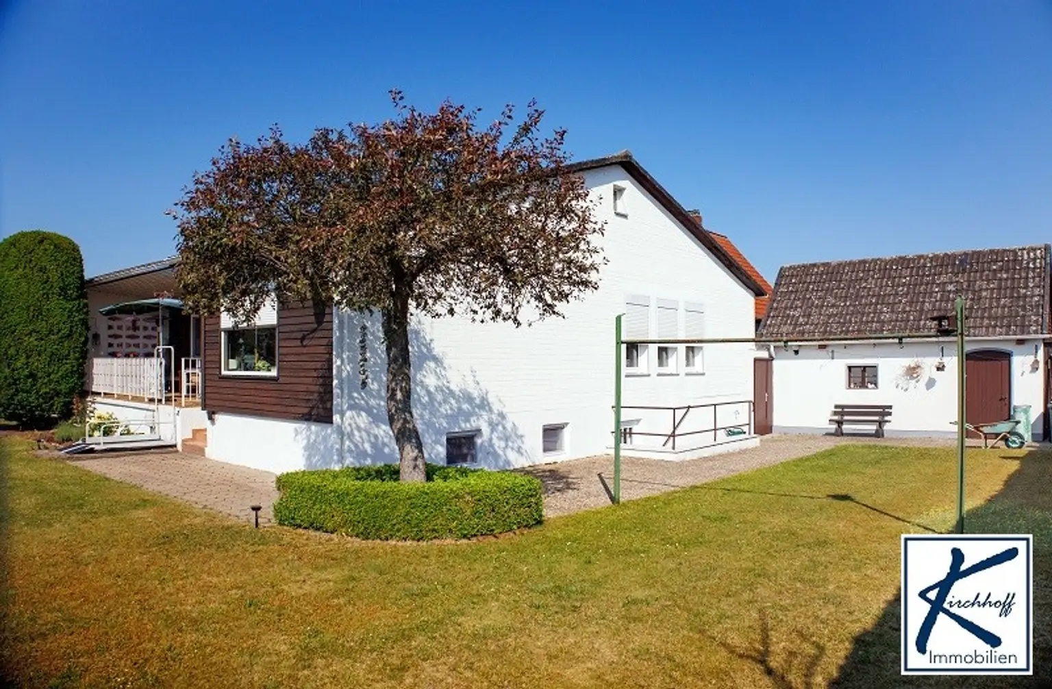 Haus und Nebengebäude