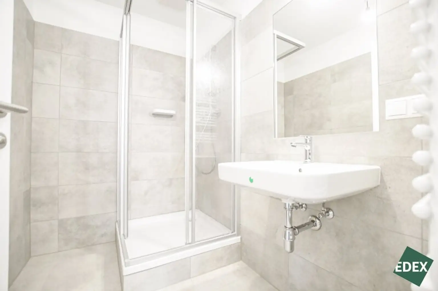 Erstbezug nach Sanierung: Schöne 2 Zimmer-Wohnung mit Loggia und Top-Anbindung