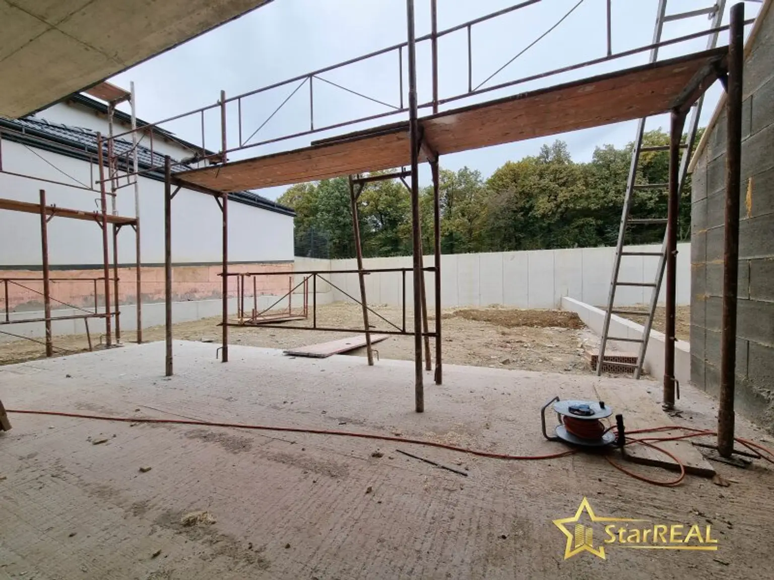 LETZTES HAUS VERFÜGBAR! IDEAL FÜR FAMILIEN! 5-ZIMMER-ZIEGELHAUS MIT UNVERBAUBAREN AUSBLICK. MIT KELLER, BALKON, TERRASSE, CARPORT UND GROSSEM GARTEN.