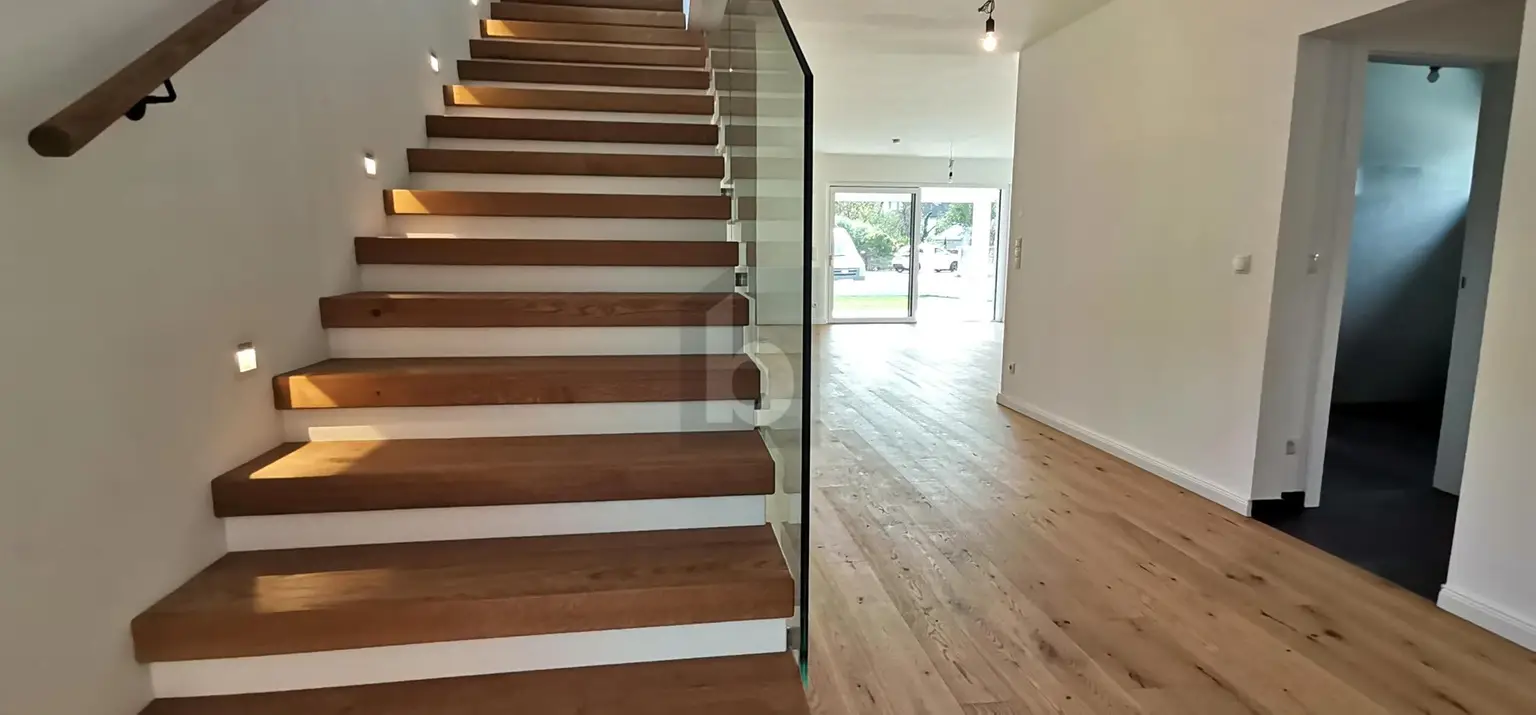 MODERN - ELEGANT - ÜBERDACHTE TERRASSE - GARTEN