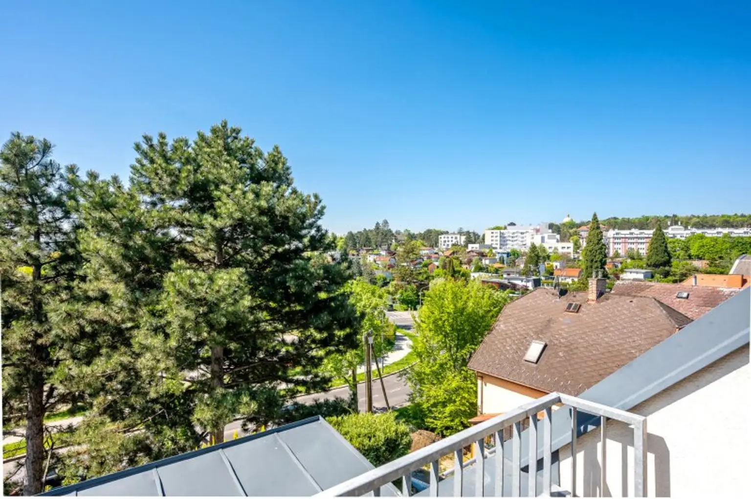 Panoramaliebling: Luxuriöse DG-Wohnung mit Dachterrasse und Fernblick