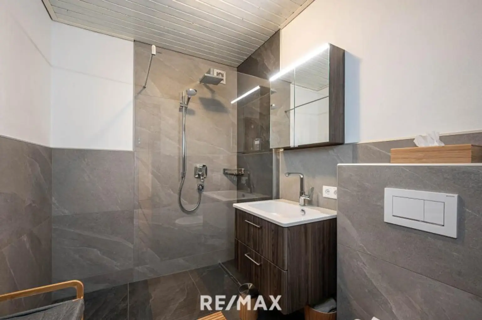 Badezimmer mit Dusche