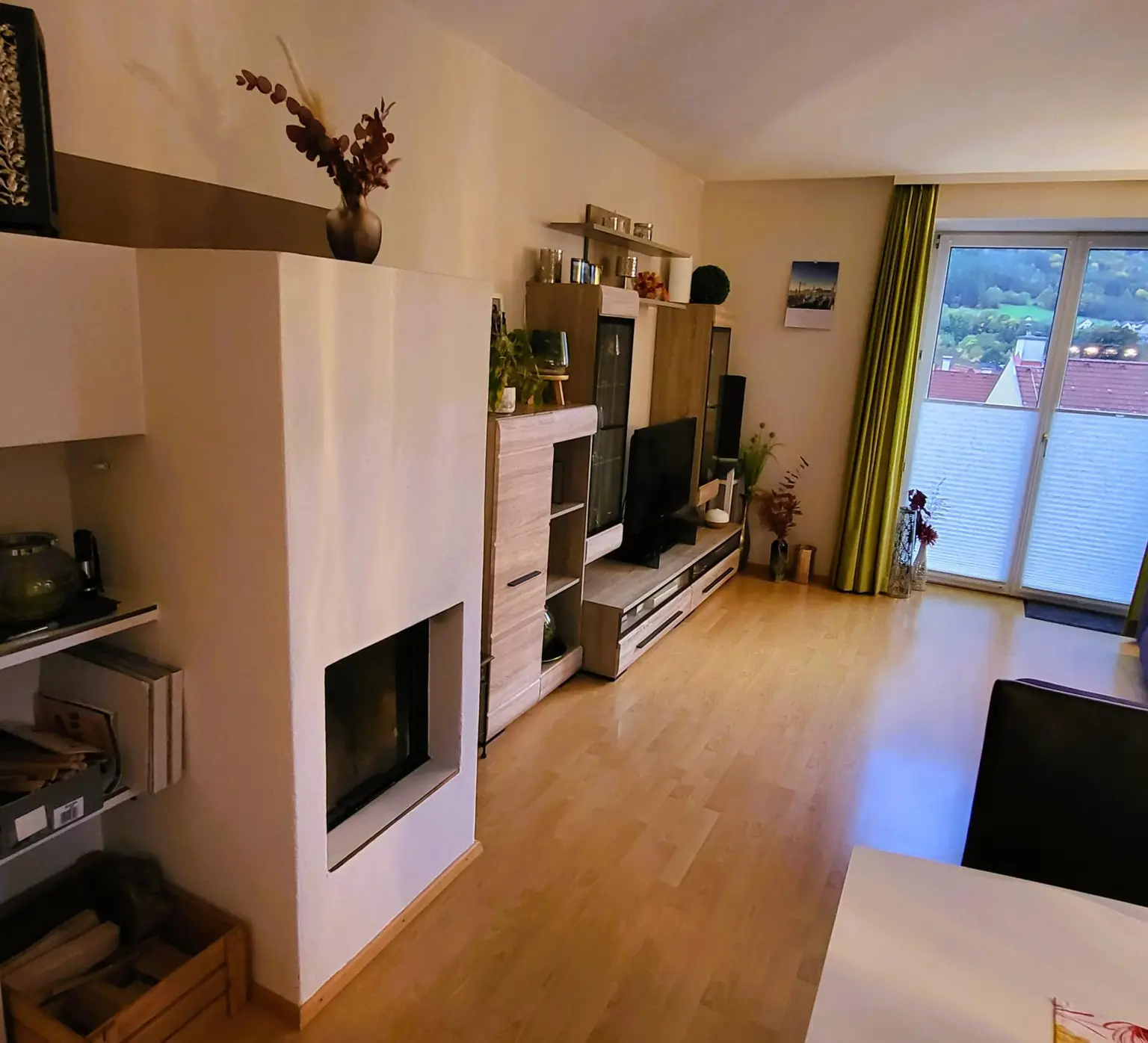 gemütlicher Kamin im Wohnbereich