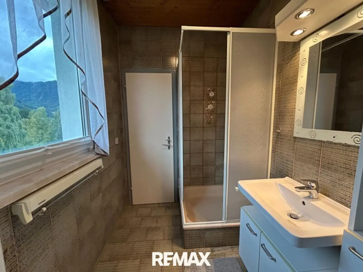 Badezimmer mit Dusche