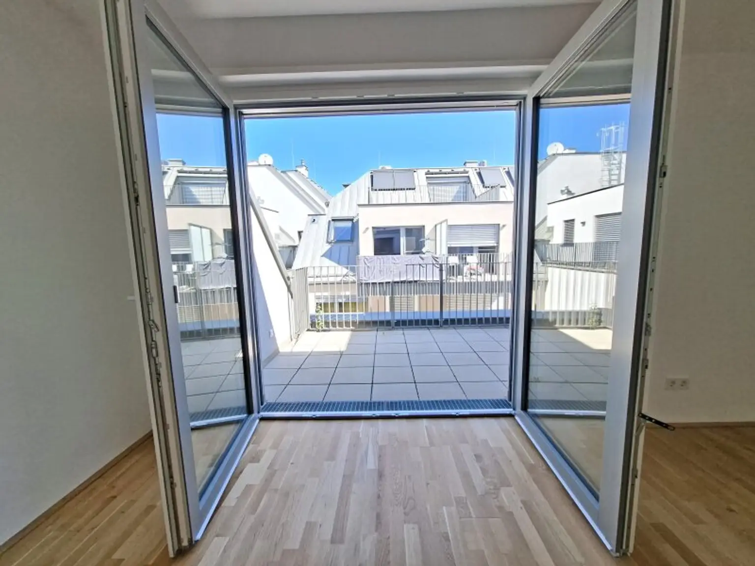 Großzügige 2 Zimmerdachgeschosswohnung + Terrasse in absoluter Ruhelage! Tolle Lage - U1 Kagranerplatz! Nähe Alte Donau&Donauzentrum!