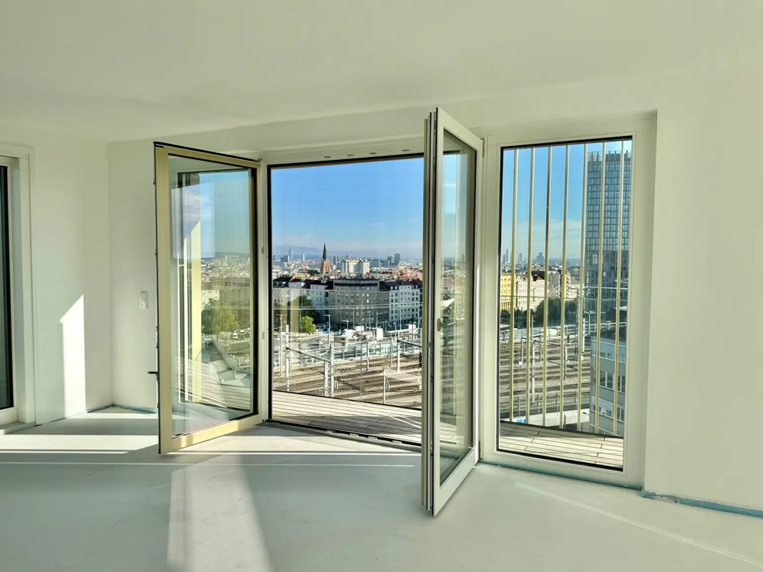 Luxus Pur: Penthouse directly at the main train station: Commission-free + Completion in October