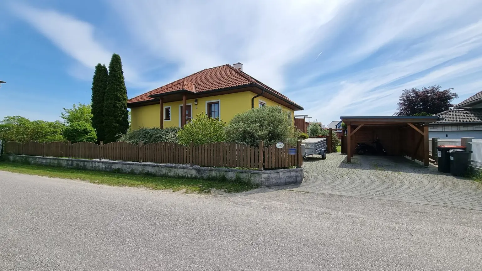 Charmanter Bungalow mit großem Garten, Photovoltaik & Teichanlage