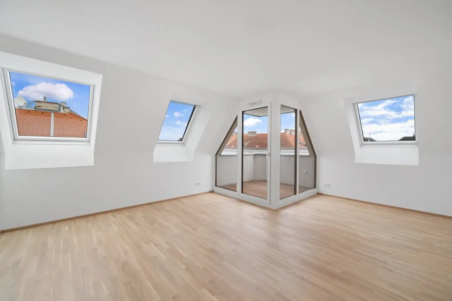 2-Zimmer-Dachgeschosswohnung (Massivbauweise) in generalsaniertem Altbau mit Loggia