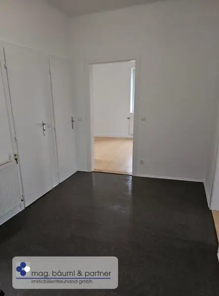 3 geräumige Zimmer, Küche mit Essplatz, Gartennutzung und PKW Stellplatz
