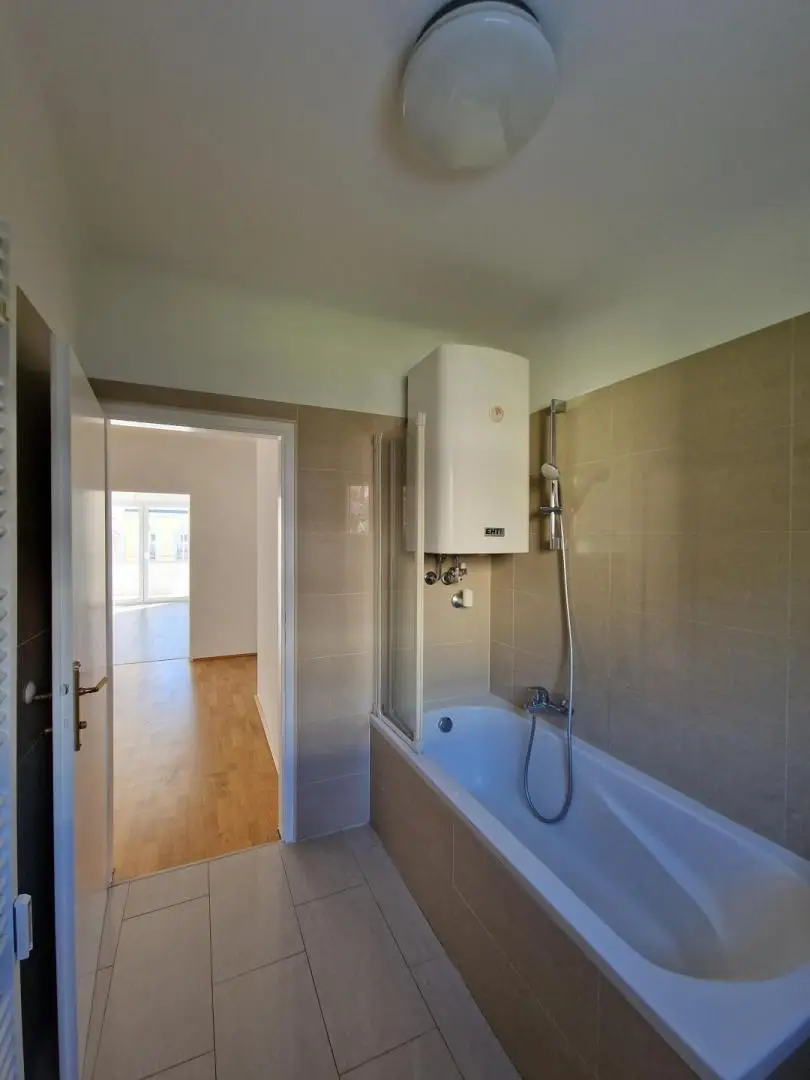 "Helle renovierte 4-Zimmerwohnung mit Balkon nahe dem Türkenschanzpark - WG-tauglich"