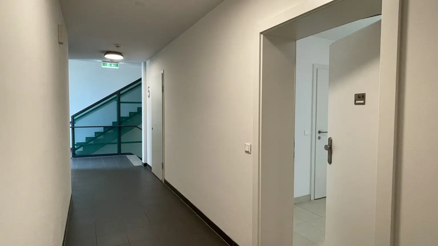 Moderne Dachgeschosswohnung, klimatisiert und gut geschnitten