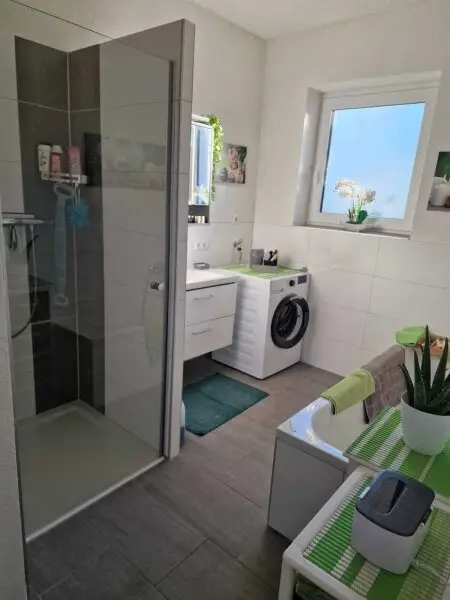 Großzügiges Einfamilienhaus mit 2 Wohneinheiten und Pool