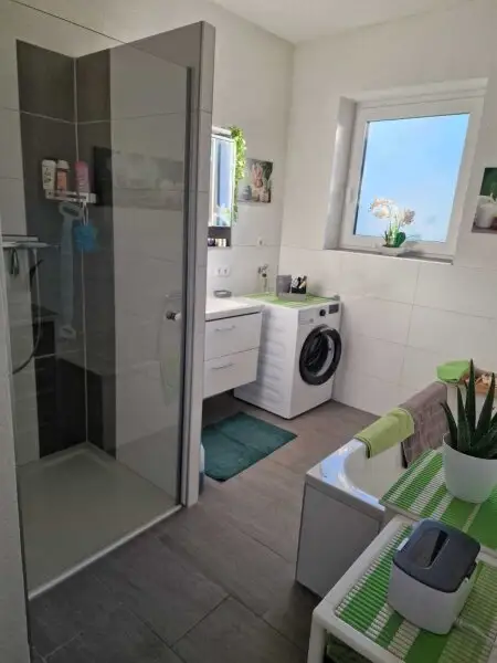 Großzügiges Einfamilienhaus mit 2 Wohneinheiten und Pool
