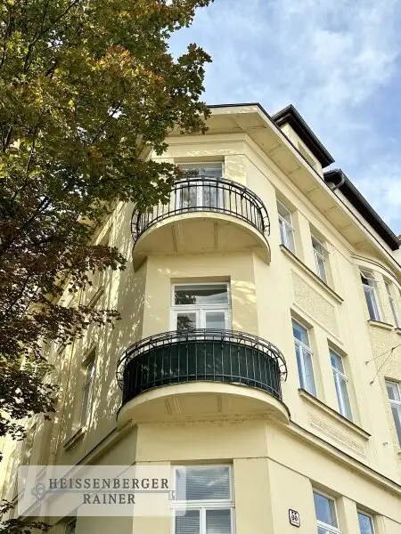 BELETAGE IN ALTHIETZING /// UNTER ST. VEIT /// GROSSZÜGIGE ALTBAUWOHNUNG