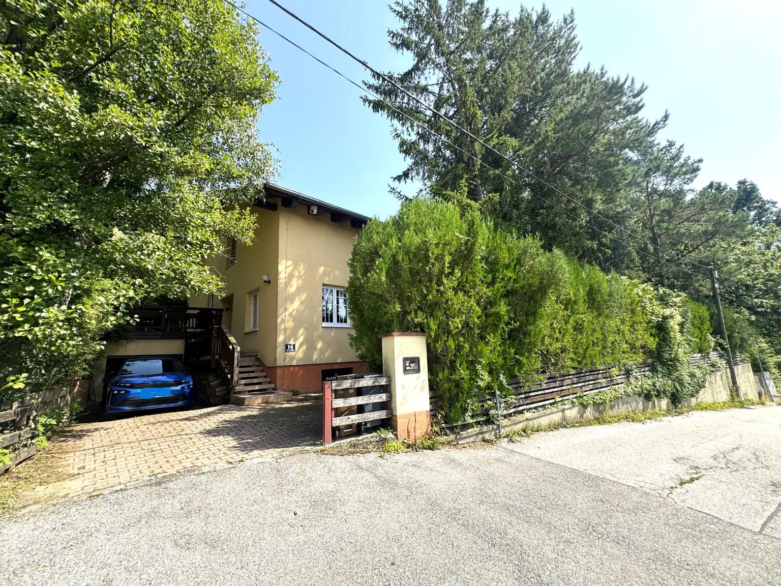 Großzügiges Einfamilienhaus mit Pool, Wintergarten und Doppelgarage mitten im Grünen!