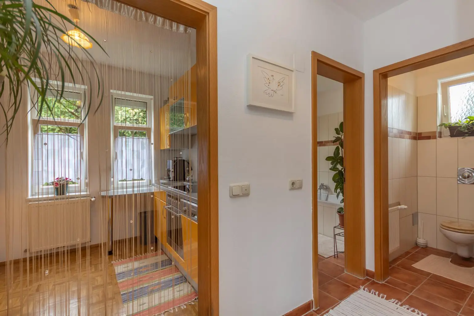 FREUNDLICHE WOHNUNG MIT GARTENNUTZUNG UND PARKPLATZ