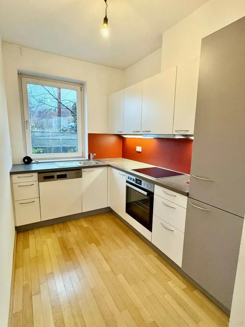 möblierte Küche mit Fenster