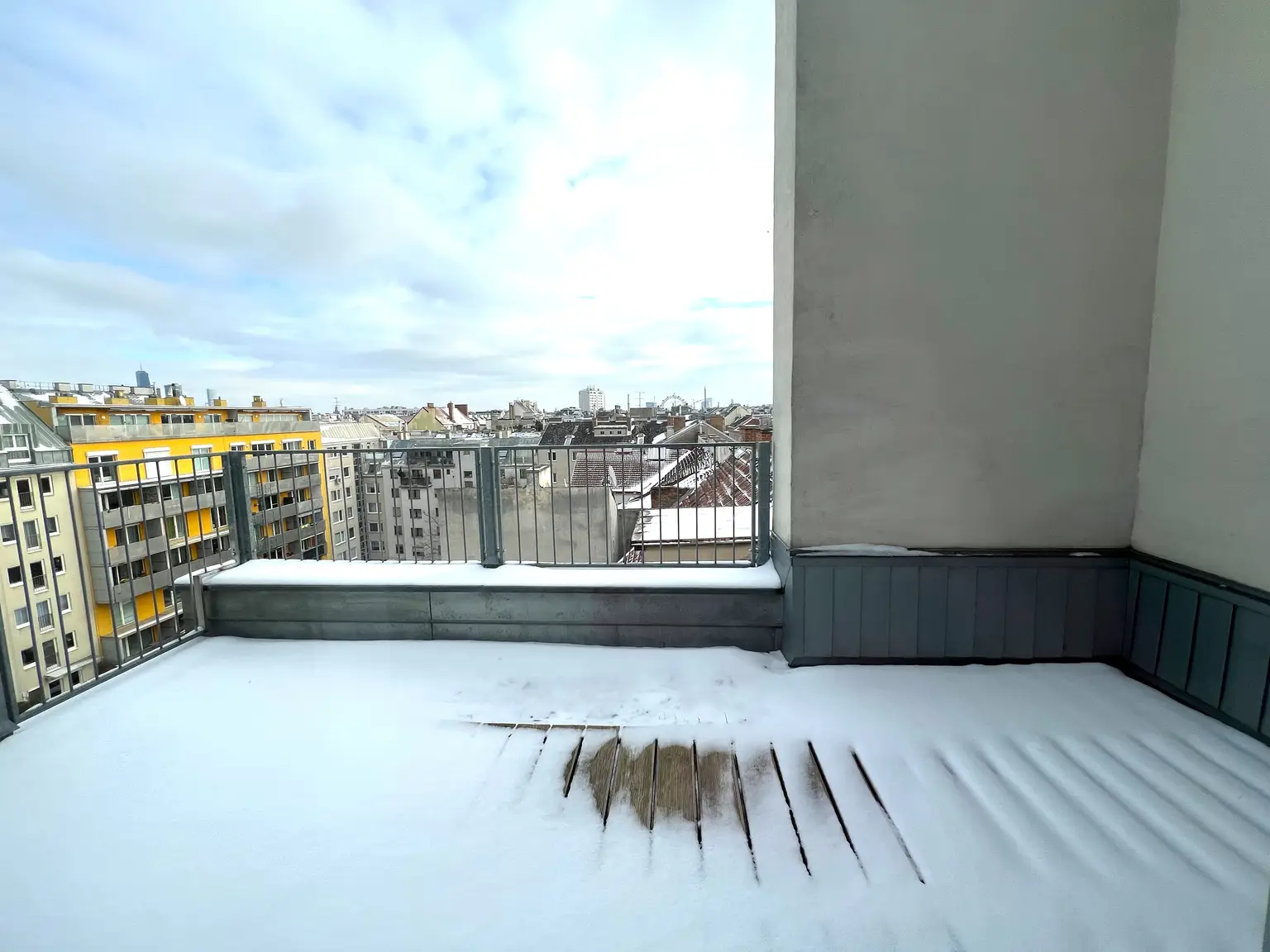 ERSTBEZUG NACH SANIERUNG: Helle klimatisierte Dachgeschoss-Wohnung in der Taborstraße