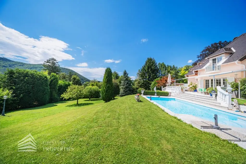 Beeindruckende Villa mit gepflegten Garten und Pool