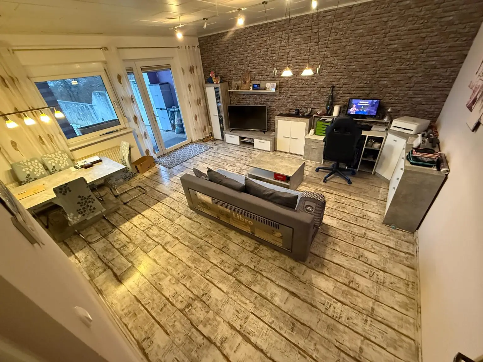 Wohnzimmer mit Ausgang auf die Terrasse